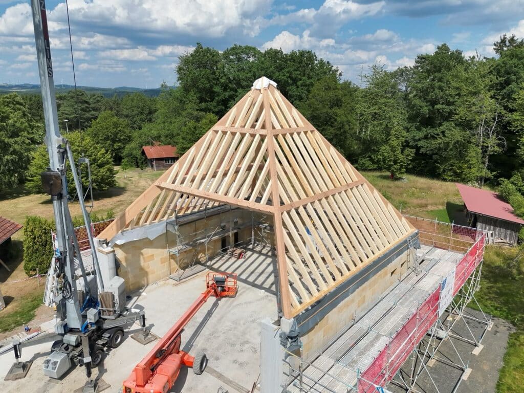 Samarpan Meditationszentrum: freitragende Zeltdachkonstruktion aus Baubuche von Holzbau Lins
