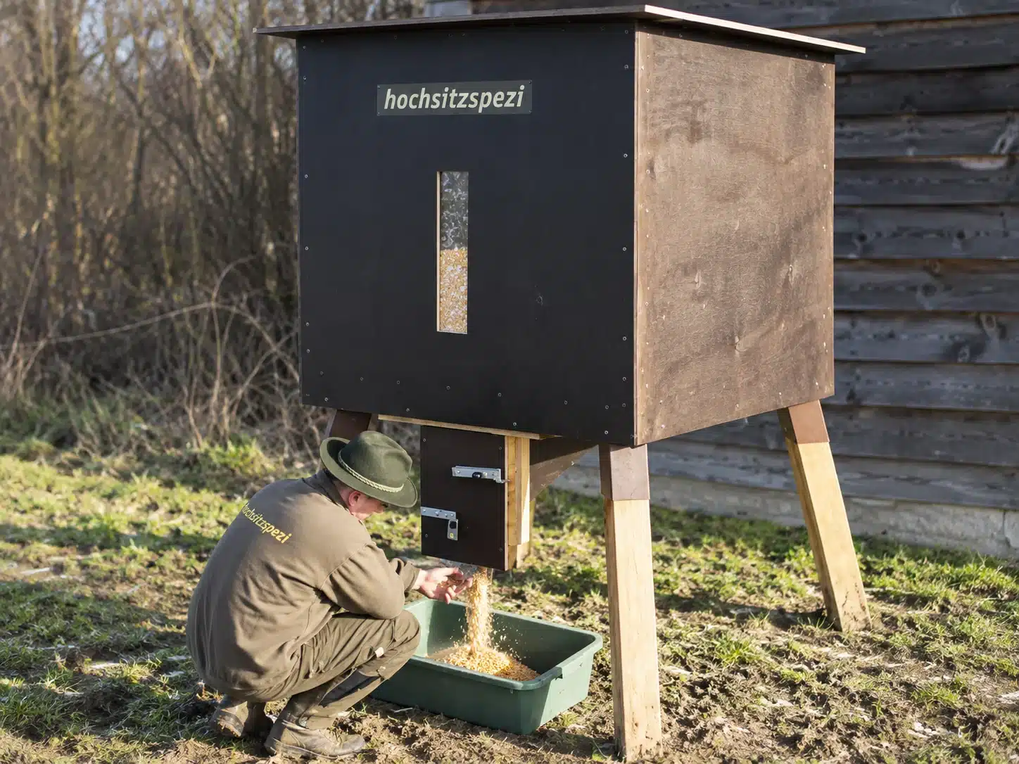Maismax Futterautomat von hochsitzspezi Holzbau Lins mit abschließbarer Entnahme und Schauglas